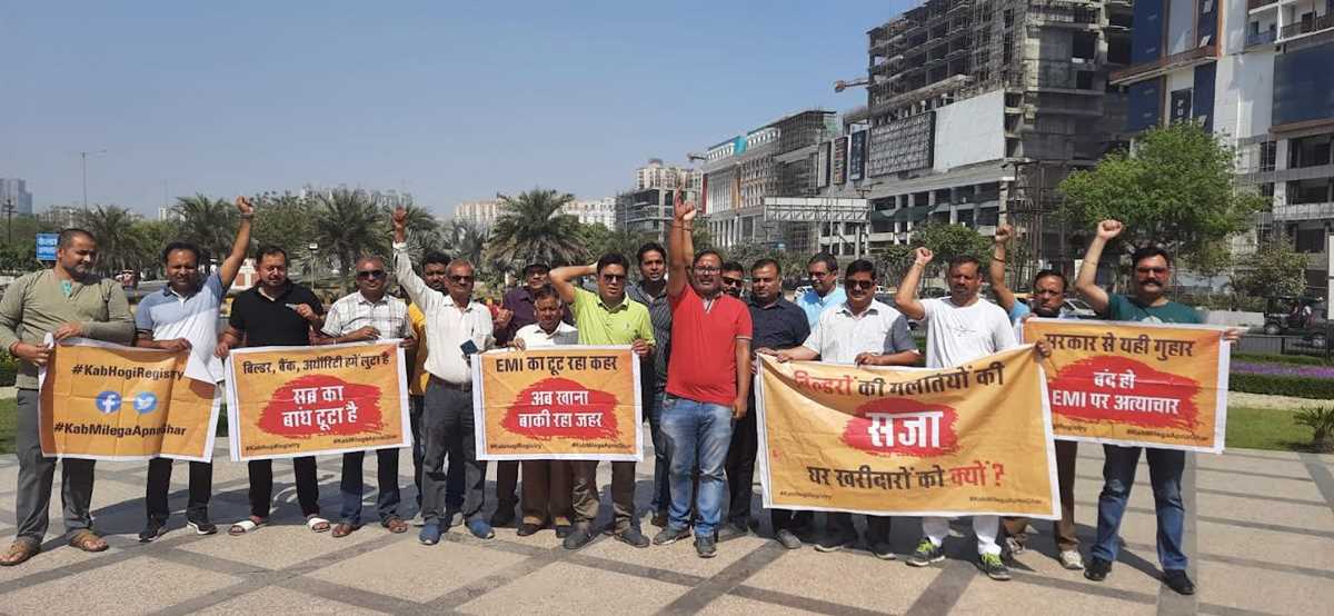 घर खरीदारों ने पन्द्रहवें सप्ताह किया प्रदर्शन, रजिस्ट्री नहीं होने पर मुख्यमंत्री से लगायी गुहार